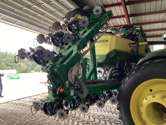 Image of John Deere DR16X equipment image 1