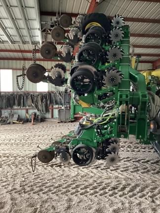 Image of John Deere DR16X equipment image 3