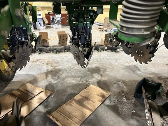 Image of John Deere DR16X equipment image 3