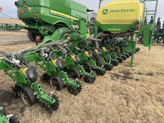 Image of John Deere DR16X equipment image 2