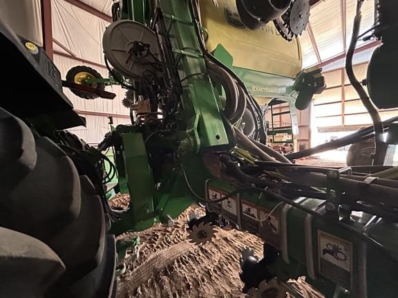 Image of John Deere DR16X equipment image 4