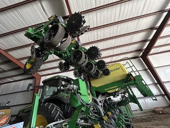 Image of John Deere DR16X equipment image 1