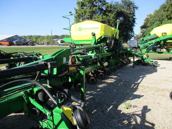 Image of John Deere DR18 Primary image