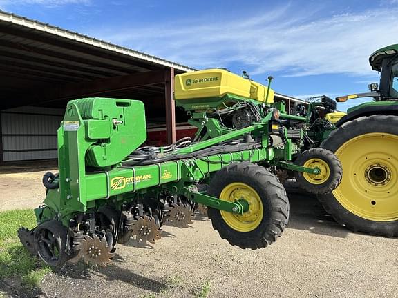 Image of John Deere DR24 equipment image 3