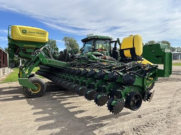 Image of John Deere DR24 equipment image 3