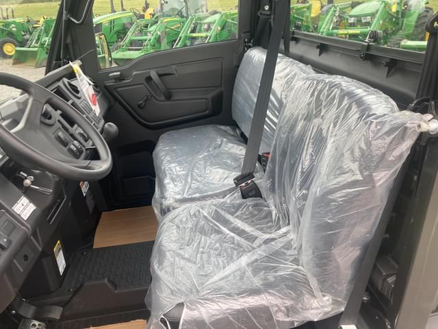 Image of John Deere XUV 835M equipment image 3