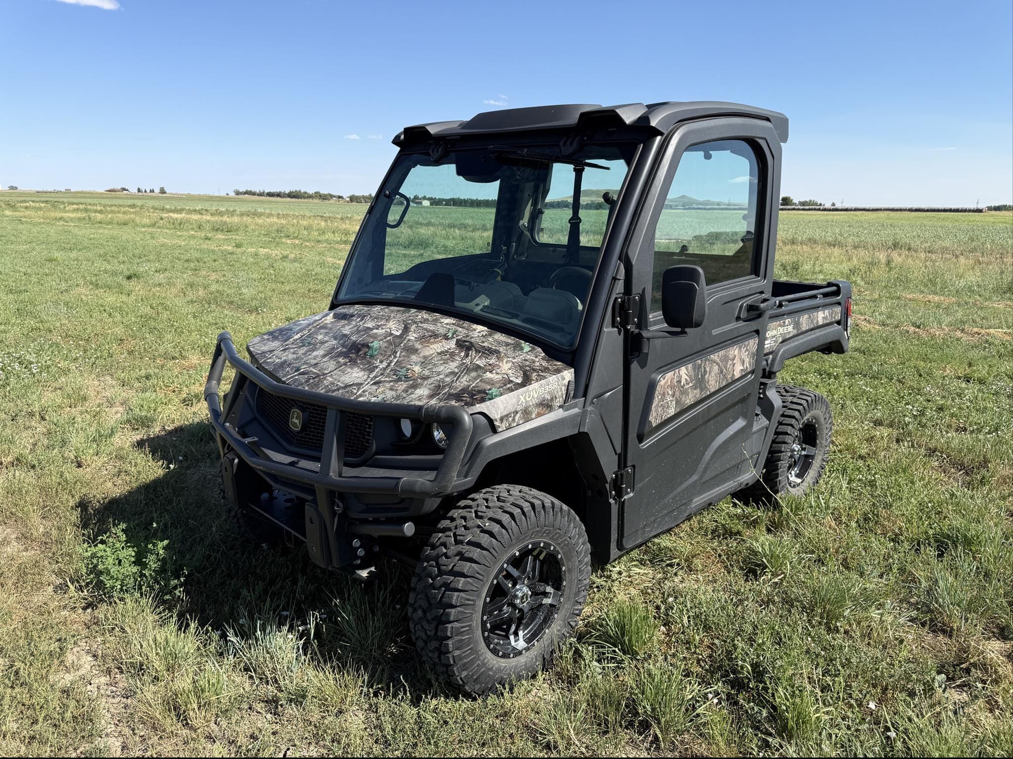 2023 John Deere Gator XUV 835R Equipment Image0