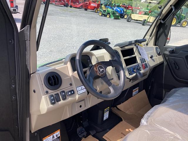 Image of John Deere XUV 835R equipment image 4