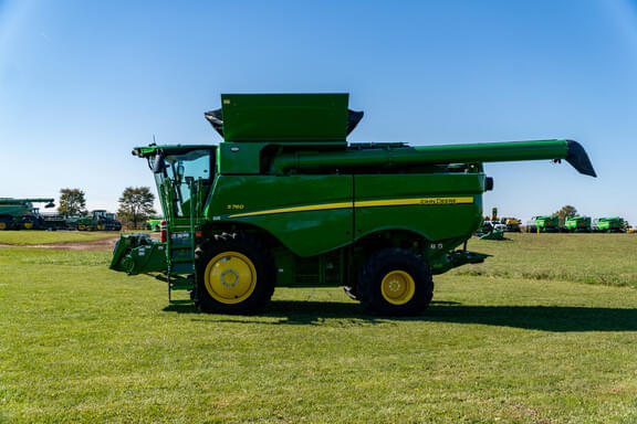 Image of John Deere S760 equipment image 1