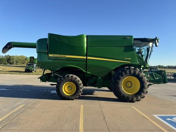 Image of John Deere S770 equipment image 2