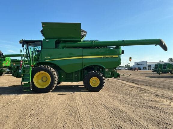 Image of John Deere S770 equipment image 1