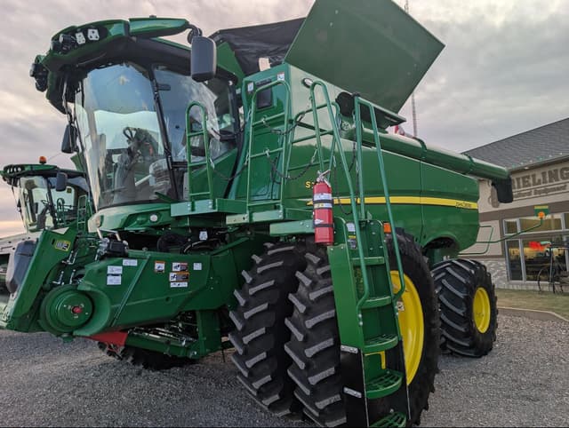 Image of John Deere S770 equipment image 1