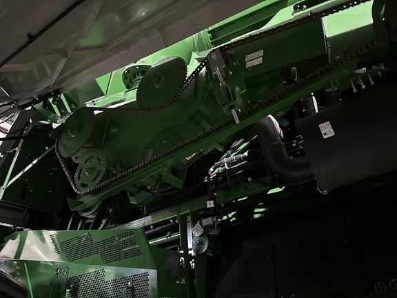 Image of John Deere S770 equipment image 2