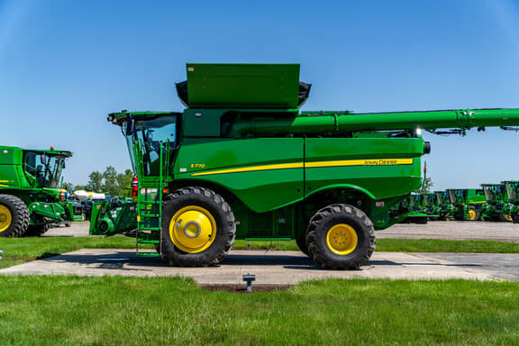 Image of John Deere S770 equipment image 1