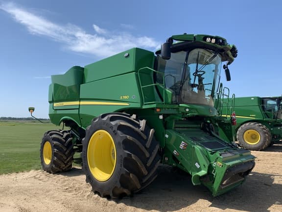 Image of John Deere S780 equipment image 1