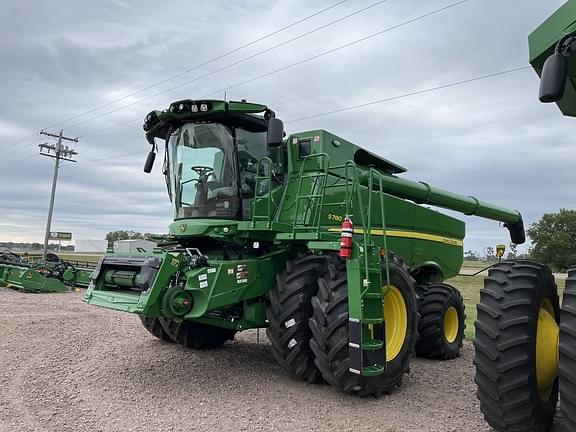 Image of John Deere S780 equipment image 1