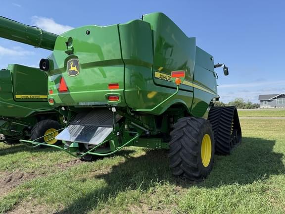 Image of John Deere S780 equipment image 1