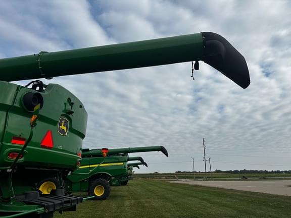 Image of John Deere S780 equipment image 4