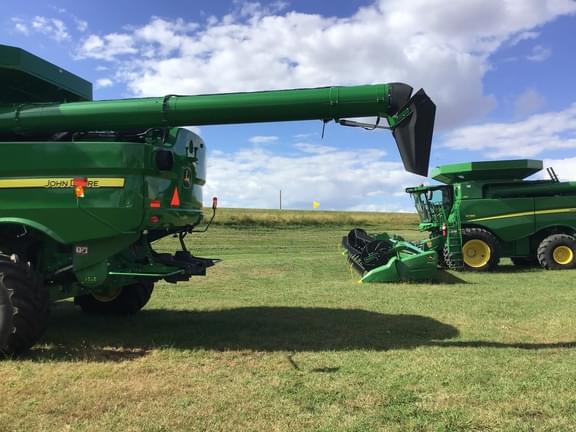 Image of John Deere S780 equipment image 4