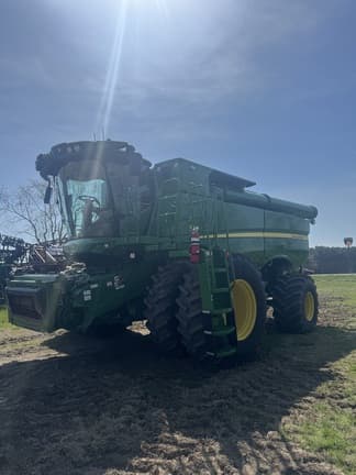 Image of John Deere S780 equipment image 1