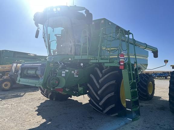 Image of John Deere S780 equipment image 1