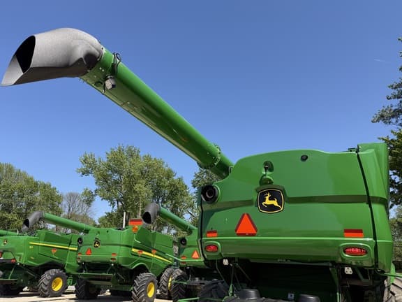 Image of John Deere S780 equipment image 2