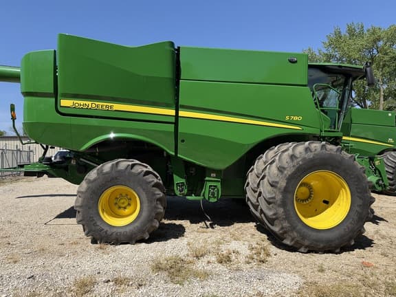 Image of John Deere S780 equipment image 1