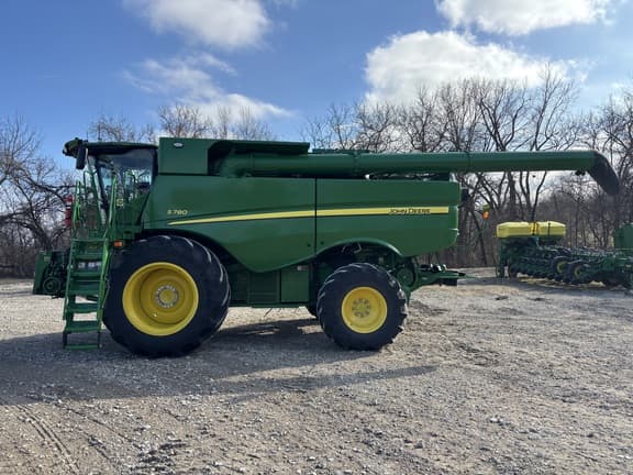 Image of John Deere S780 equipment image 1