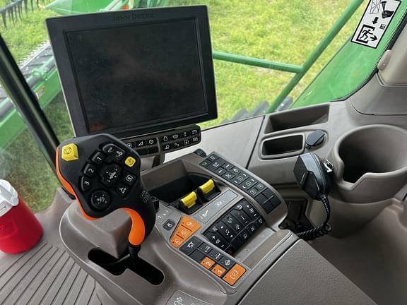 Image of John Deere S780 equipment image 4