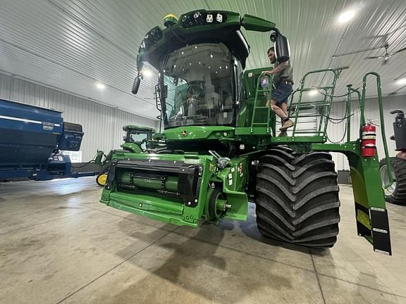 Image of John Deere S780 equipment image 1