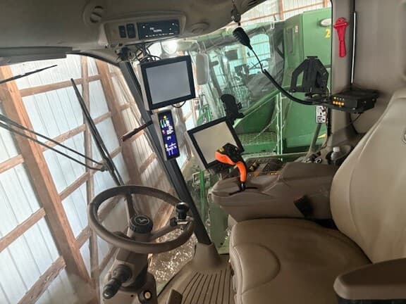 Image of John Deere S780 equipment image 1