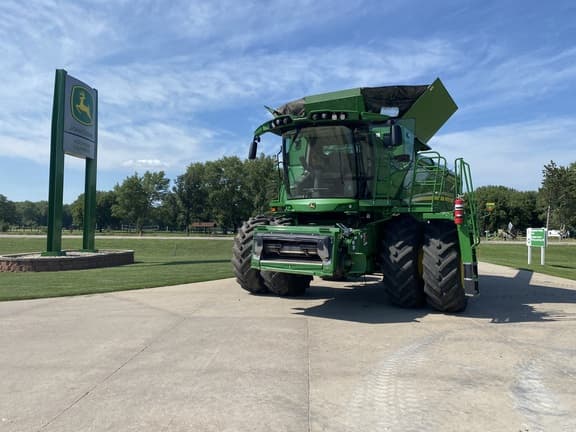 Image of John Deere S780 equipment image 1