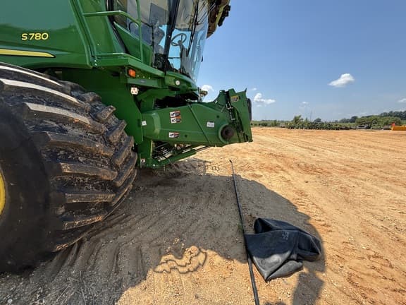 Image of John Deere S780 equipment image 1
