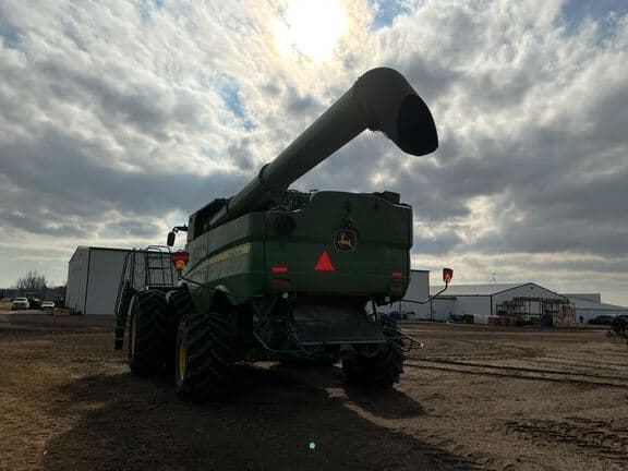 Image of John Deere S780 equipment image 1