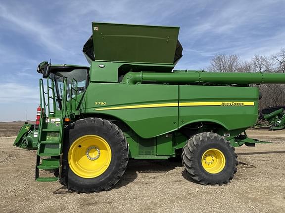 Image of John Deere S780 equipment image 2