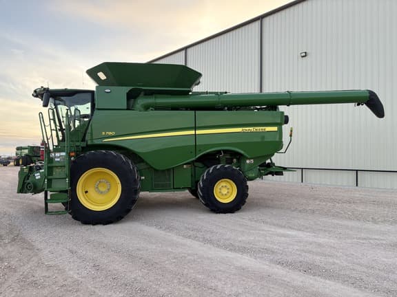 Image of John Deere S780 equipment image 1