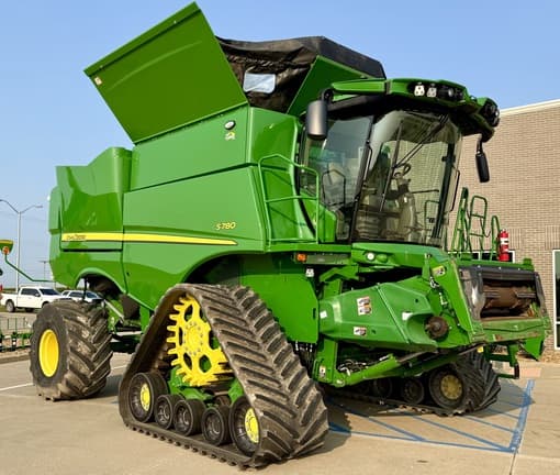 Image of John Deere S780 equipment image 1