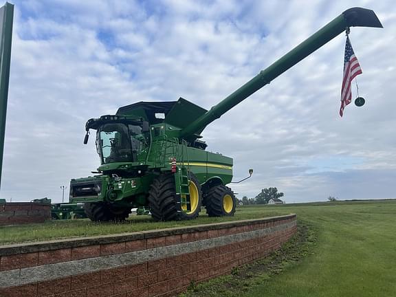 Image of John Deere S780 equipment image 1