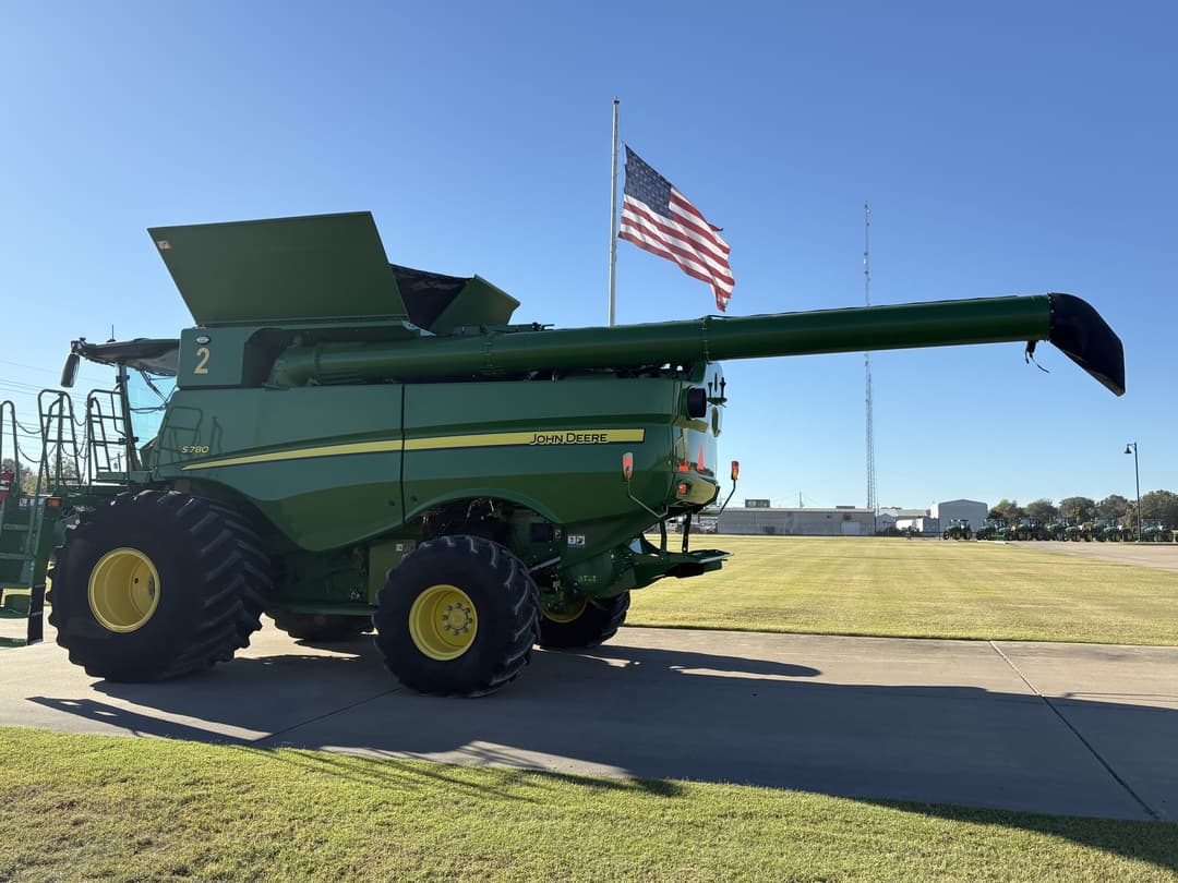 Image of John Deere S780 Image 1