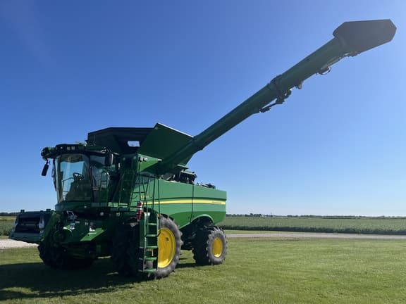 Image of John Deere S780 equipment image 1
