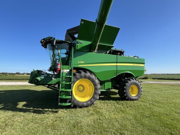 Image of John Deere S780 equipment image 1