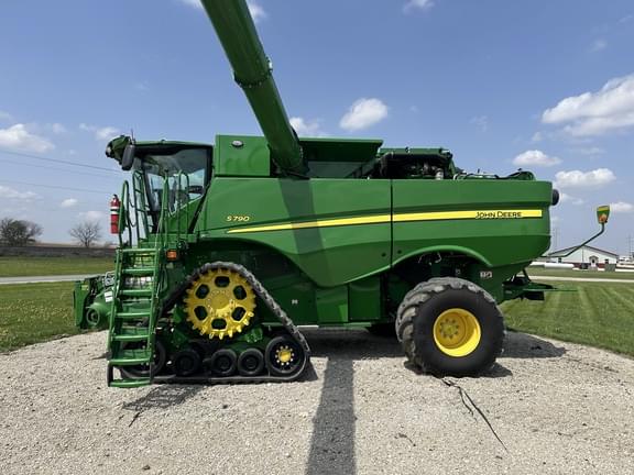 Image of John Deere S790 equipment image 1