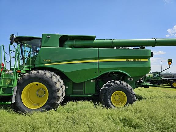 Image of John Deere S790 equipment image 1