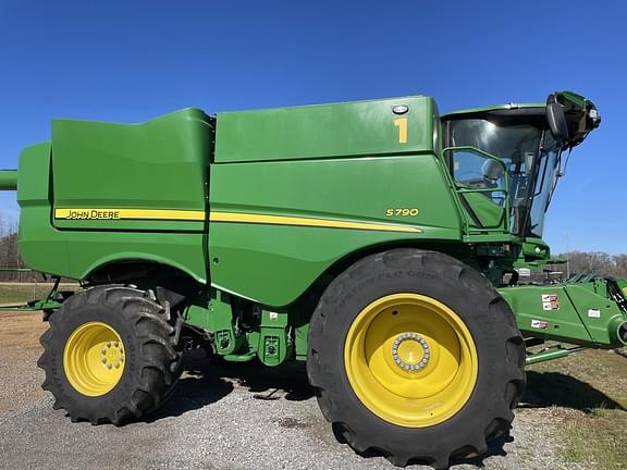 Image of John Deere S790 equipment image 1