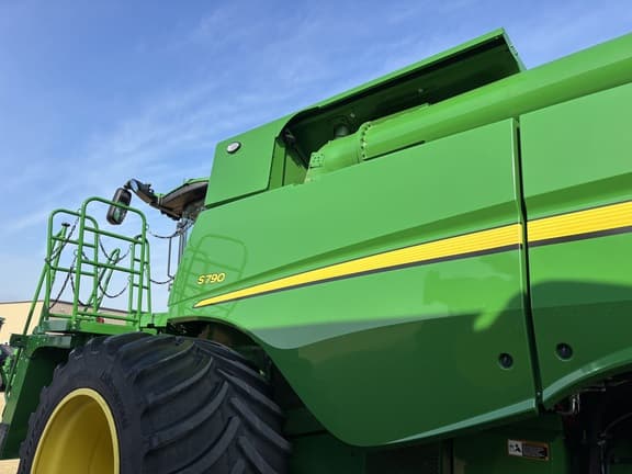 Image of John Deere S790 equipment image 2