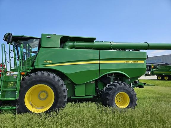 Image of John Deere S790 equipment image 1