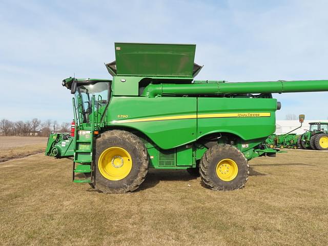 Image of John Deere S790 equipment image 2
