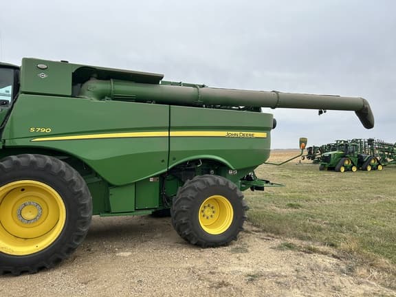 Image of John Deere S790 equipment image 2
