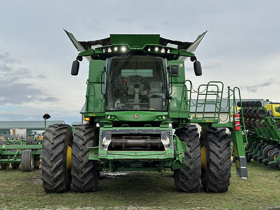 Image of John Deere S790 equipment image 1