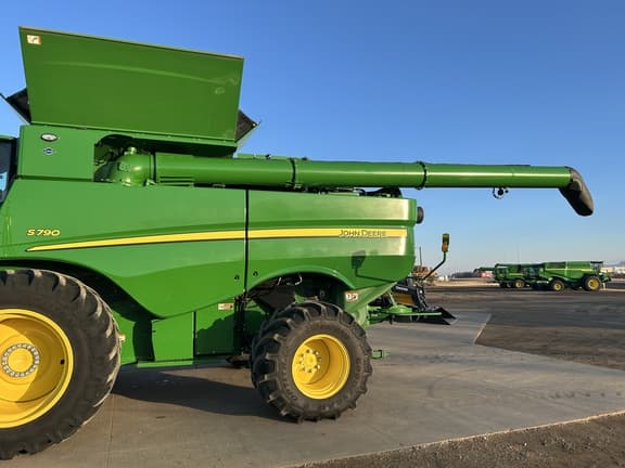 Image of John Deere S790 equipment image 2
